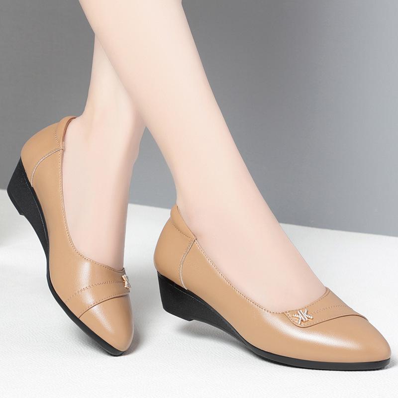 Women's leather shoes leather flat bottom middleaged mother wedge heel single shoes middleaged and elderly comfortable not tired feet women's shoes 