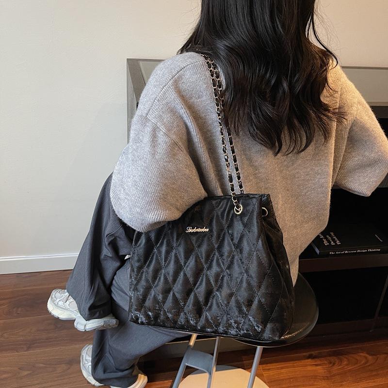 Women's bag 2025 new fashion simple niche fashion foreign style commuting casual diamond shoulder messenger bag