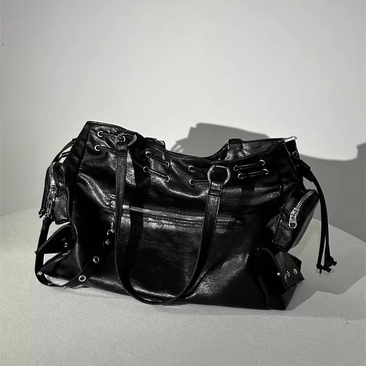 

Весенне-летняя нишевая сумка-тоут большой вместимости на кулиске, сумка для поездок на работу, большая наплечная сумка с заклепками в стиле локомотива чёрный