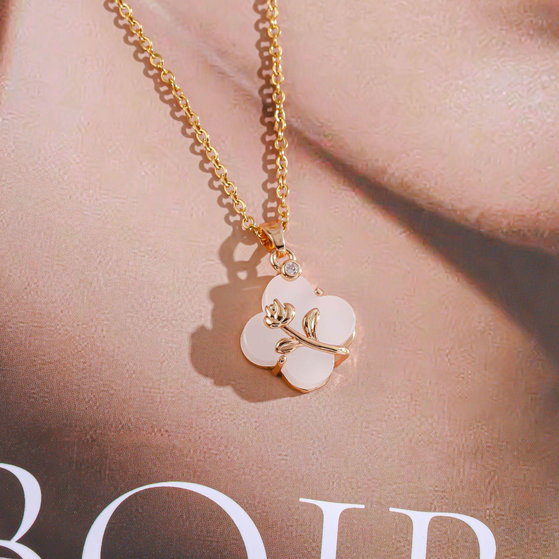 Korean-Japanese Rose White Jade Four-leaf Clover Titanium Necklace Clavicle Chain Fashion Accessory