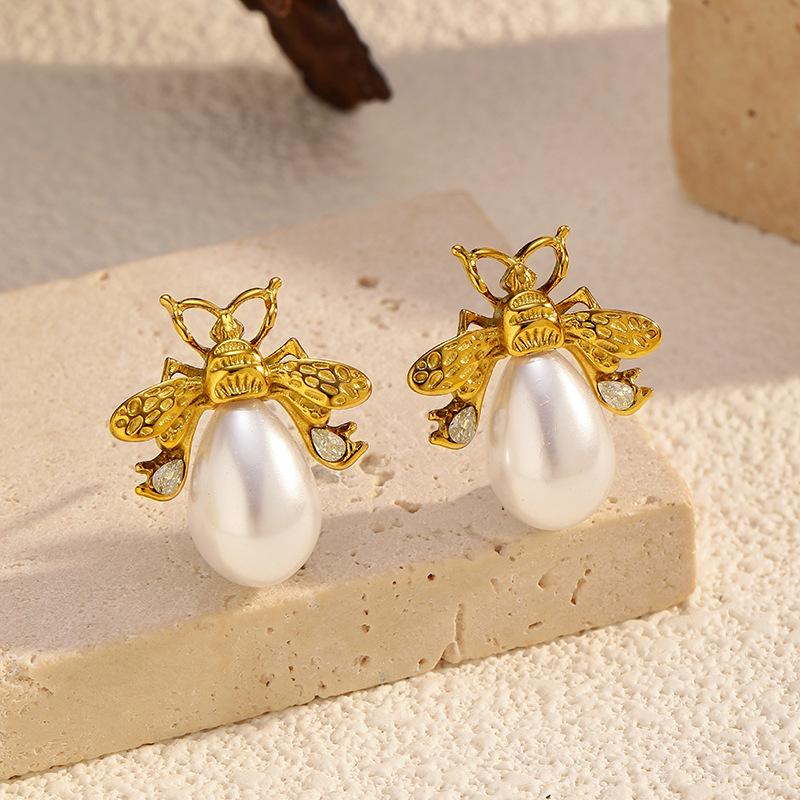 European and American retro bee pearl titanium steel stud earrings women's fashion temperament light luxury stainless steel earrings electroplated 18K