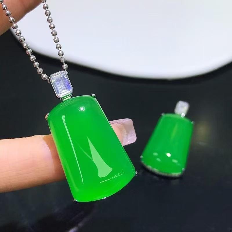 Pendant Inlaid with Buddha's Branches and Jade Leaves, Fashionable and Light Luxury Leaf Necklace