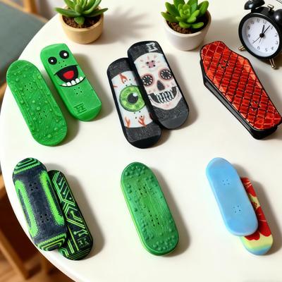 Novelty Finger Skateboards Magnetic Mini Deck Fidget Finger Skate Board for Stress Relief Boy Girl Party Classroom Birthday Gift