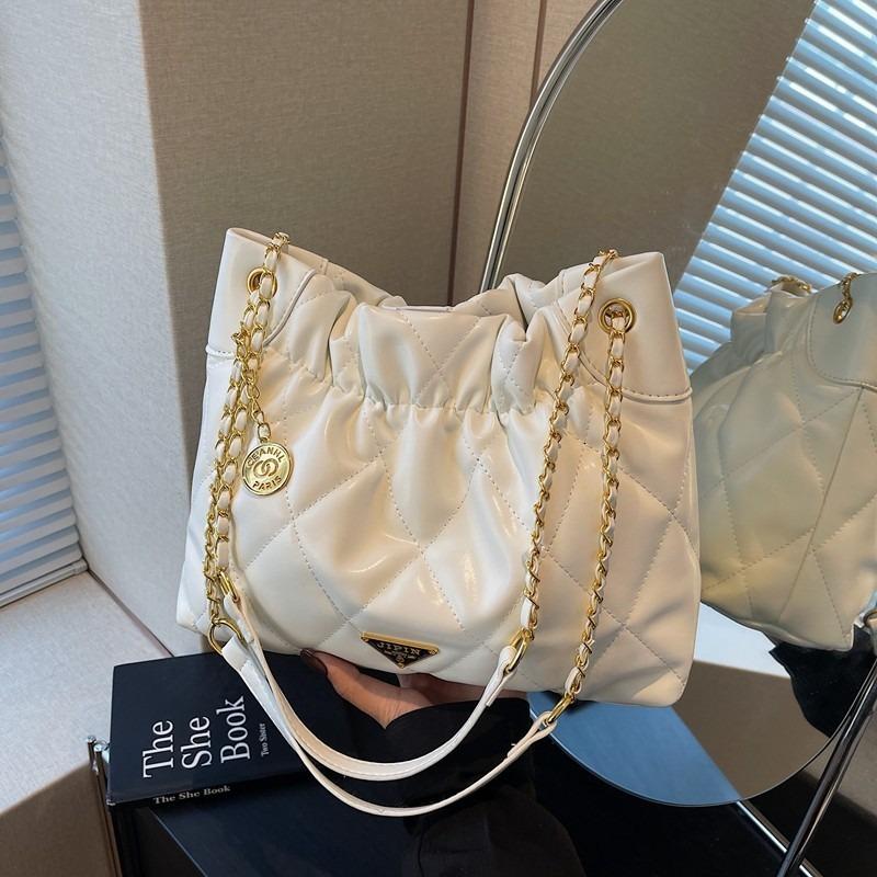 Rhombus chain bag women's large-capacity new versatile niche design shoulder messenger bag soft leather bucket bag