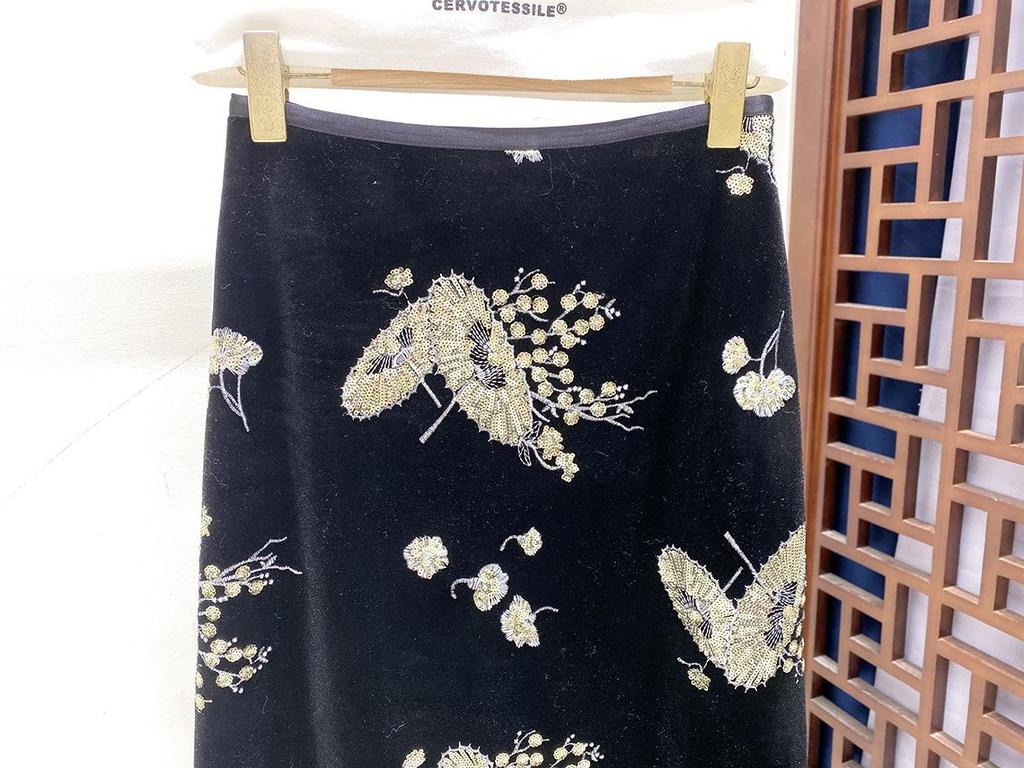 Zhi Hetang 2025 A/W Elegant High-Waisted Slimming A-Line Skirt with Heavy Embroidery