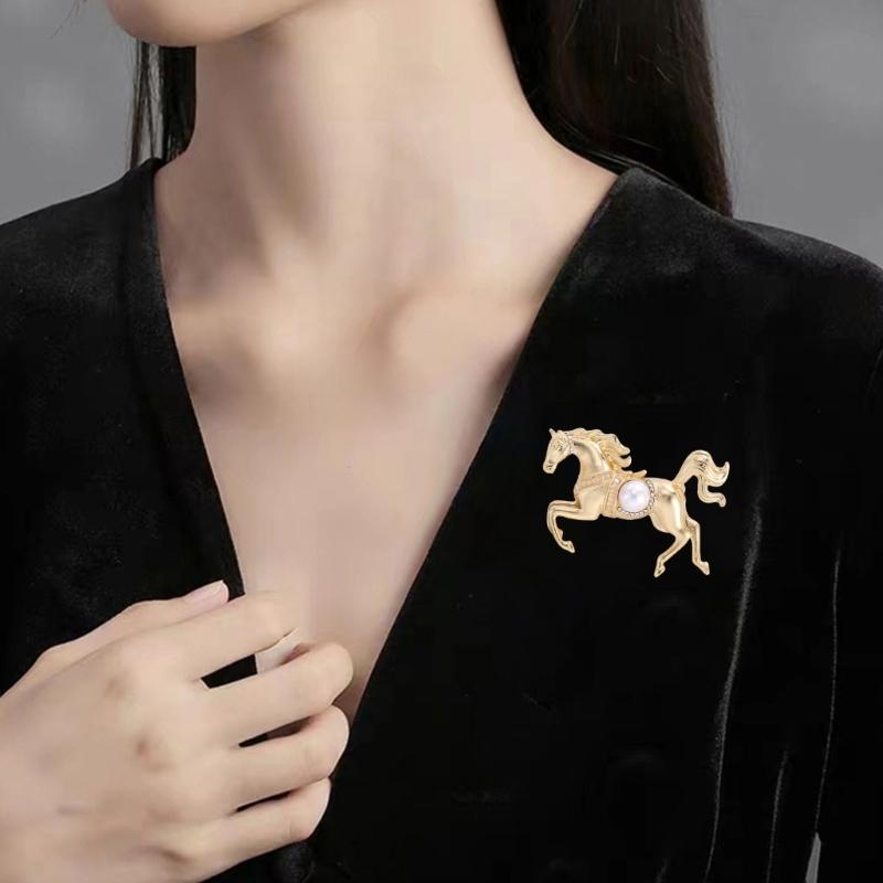 Elegant Horse Brooch Unique Lapel Pin Stylish Clothing Jewelry Animal Badge Suitable for Various Daily and Party Wear