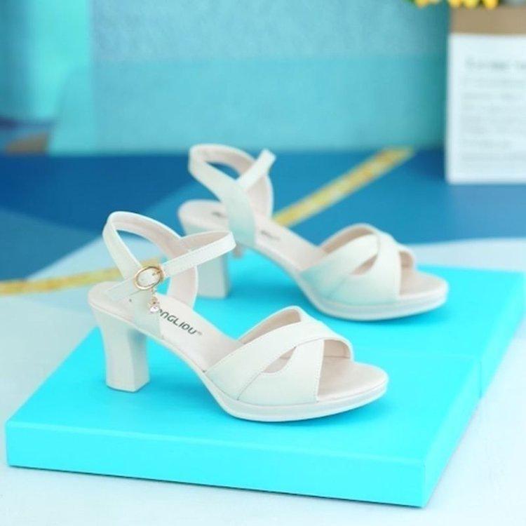 

Sandals women s soft leather 2025 summer new versatile non-slip women s middle heel fashion fish mouth mother one-word buckle sandals 40