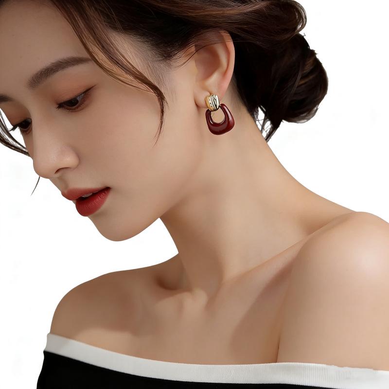 Gold Irregular Wine Red Circle Earrings for Women - Retro Hong Kong Style, High-End Light Luxury Stud Accessories