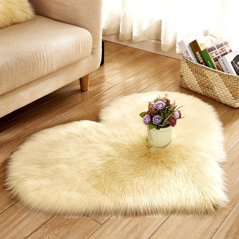 

Heart-Shaped Faux Wool Rug - Machine Washable, Thick & Cute for Living Room or Bedroom 30x40 cm [Machine Washable]