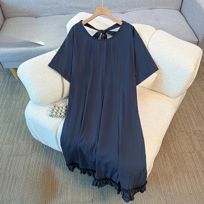 Ein neues Sommer-Übergrößen-Damenkleid mit einer einfarbigen Farbe und schwarzem Ohrenbesatz, das einen literarischen und künstlerischen Charme versprüht.