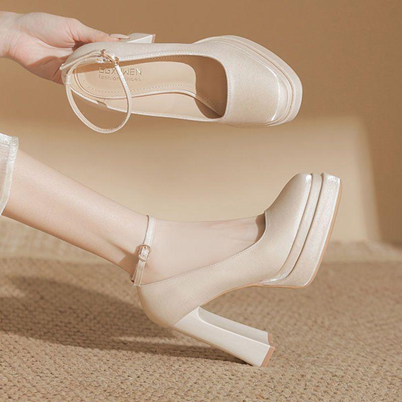 Bílé saténové platformové svatební lodičky ve stylu Mary Jane s kulatou špičkou a robustním podpatkem pro ženy, pohodlné svatební boty.