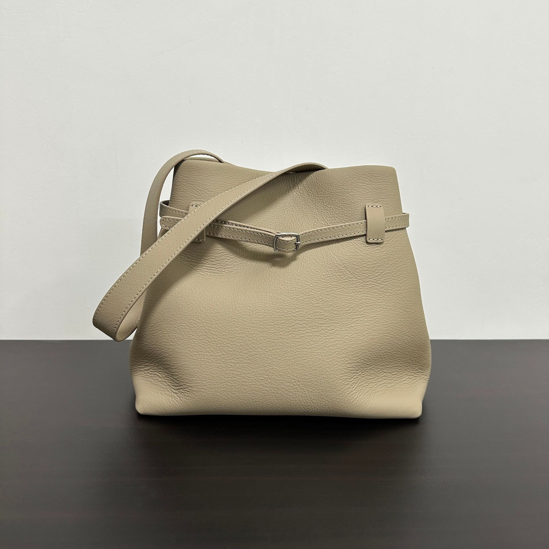 

Маленькая минималистичная ленивая модная сумка-ведро из мягкой кожи для женщин, для поездок на работу, большая вместимость, повседневная сумка через плечо с пряжкой на ремне 24.8x11.7x25cm светло-серый