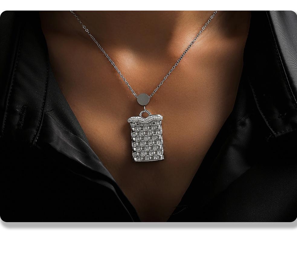 Minimalist Rectangular Plaid Pendant Necklace: Diamond-Studded Clavicle Chain In 18K Gold-Plated Titanium Steel.