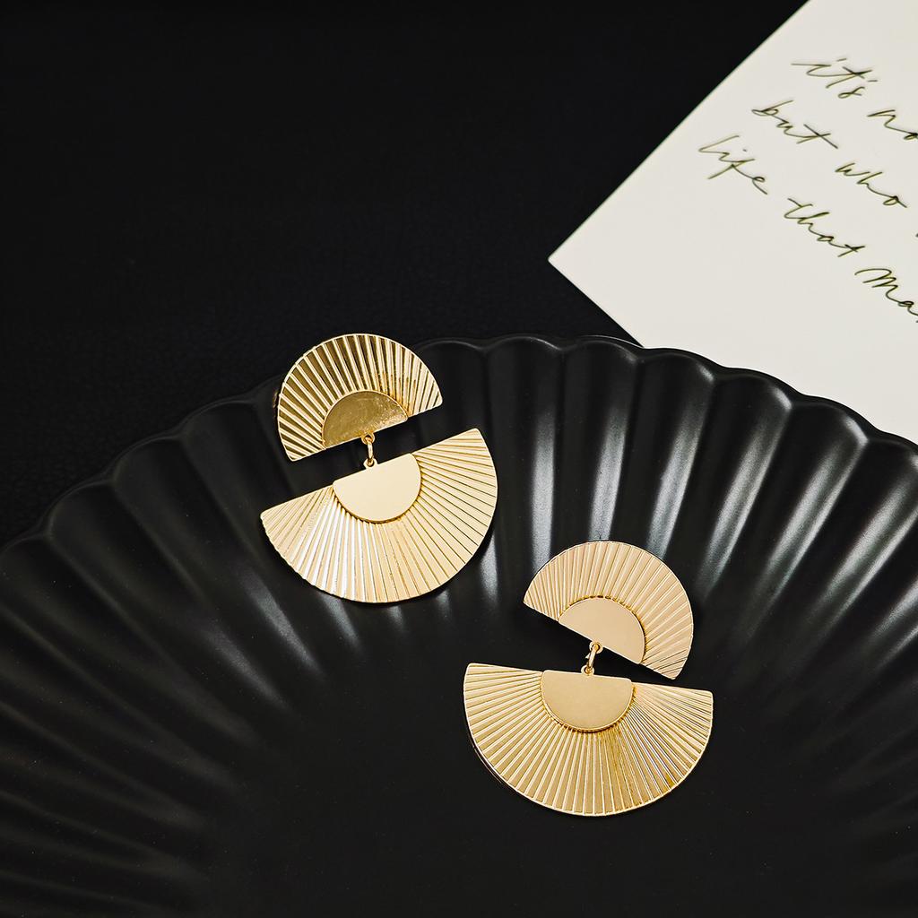 Gold Color Exaggerated Vintage Style Earrings Made of Metal Delicate Textured Leaf Geometric Irregular Earring Women Y2k Zircon