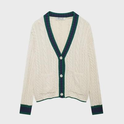 Herbstliche Damen Strickjacke mit Zopfmuster
