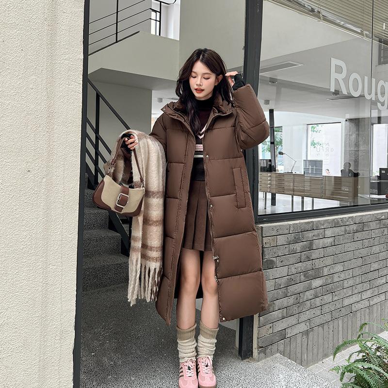 

Женская зимняя куртка пуховик 2025 новая корейская мода с капюшоном в стиле преппи утолщенная свободная длинная куртка ниже колена XXXL кофейный