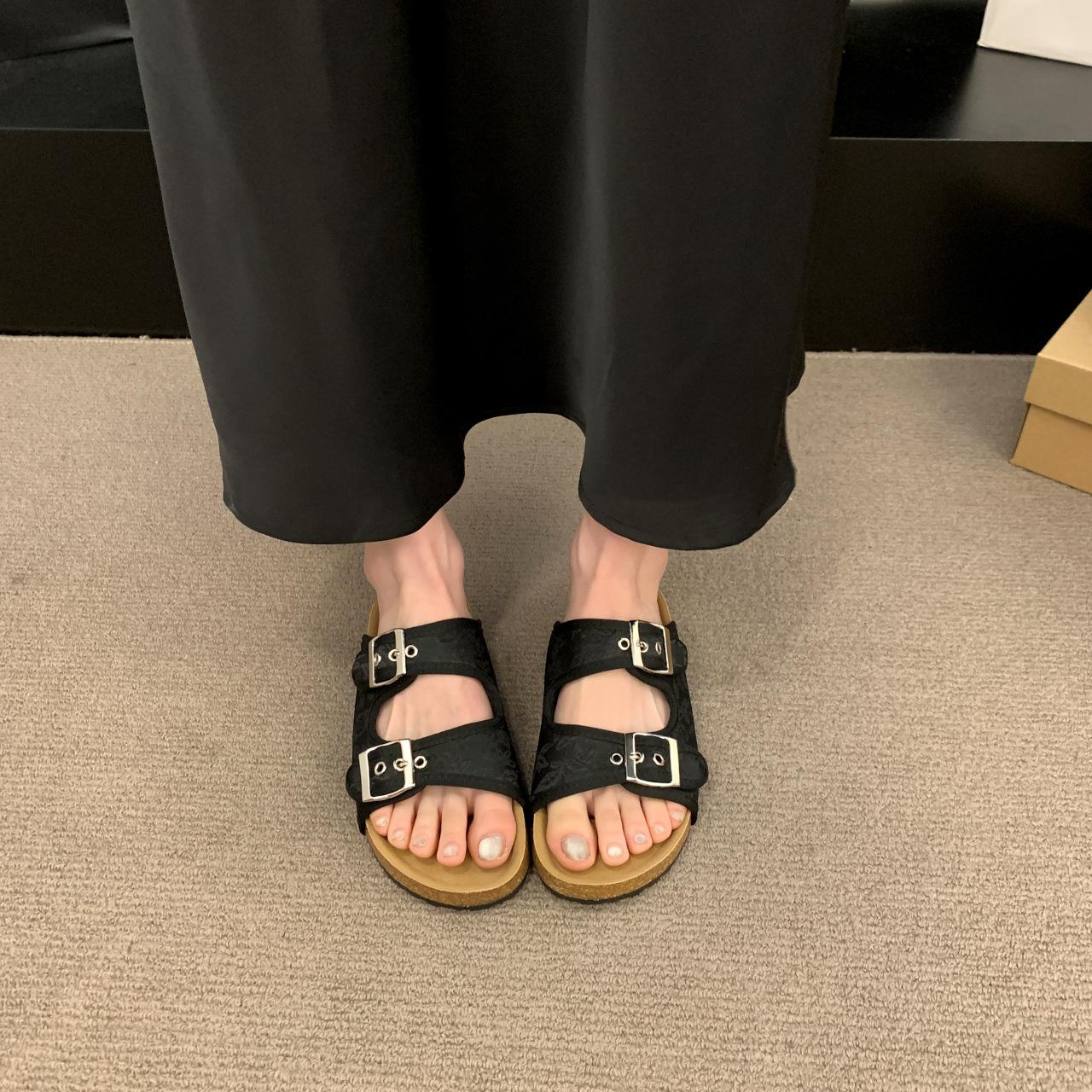 

Internet celebrity explosion new Chinese style flat bottom thick bottom one word slippers sandals women summer 2024 new large size slippers women 35 чёрный