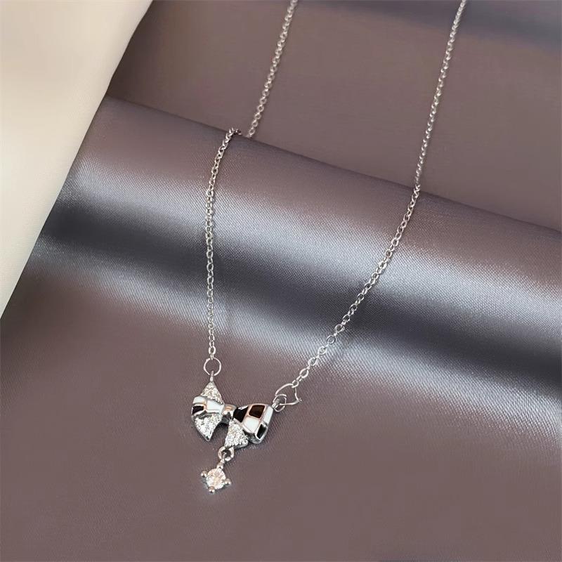 Light luxury necklace Versatile tide collarbone chain Female butterfly Simple niche high-end temperament Sweater chain jewelry