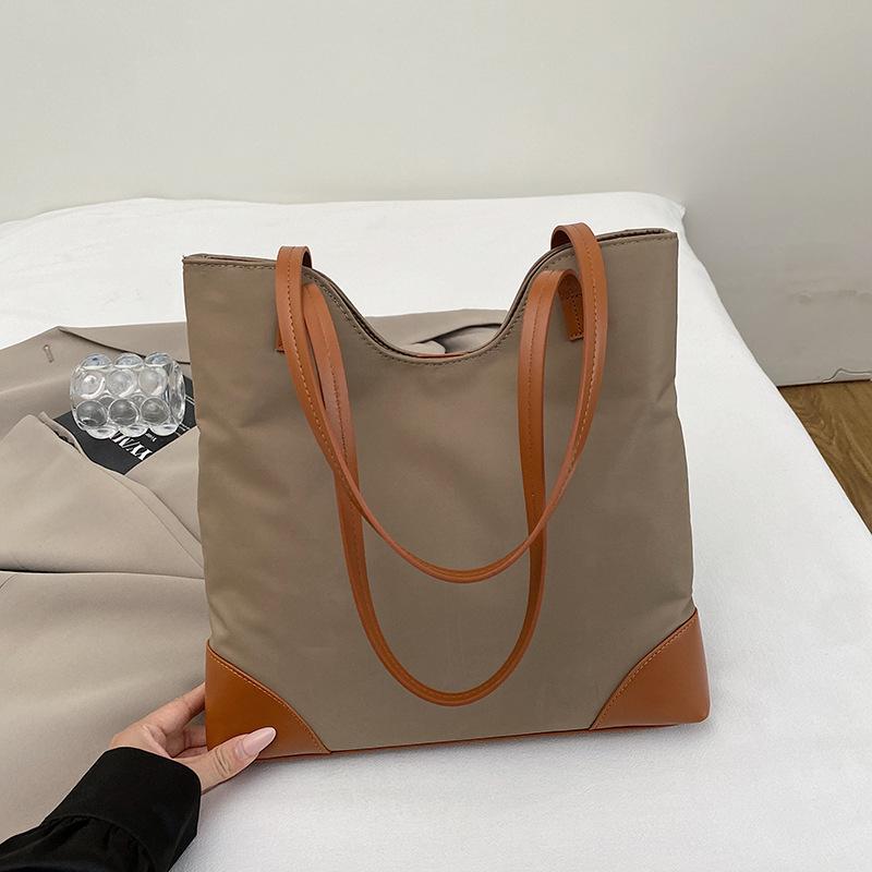 

Простая сумка большой вместимости женская 2025 осень новая мода зарубежный досуг темперамент сумка-тоут сумка для покупок коричневый