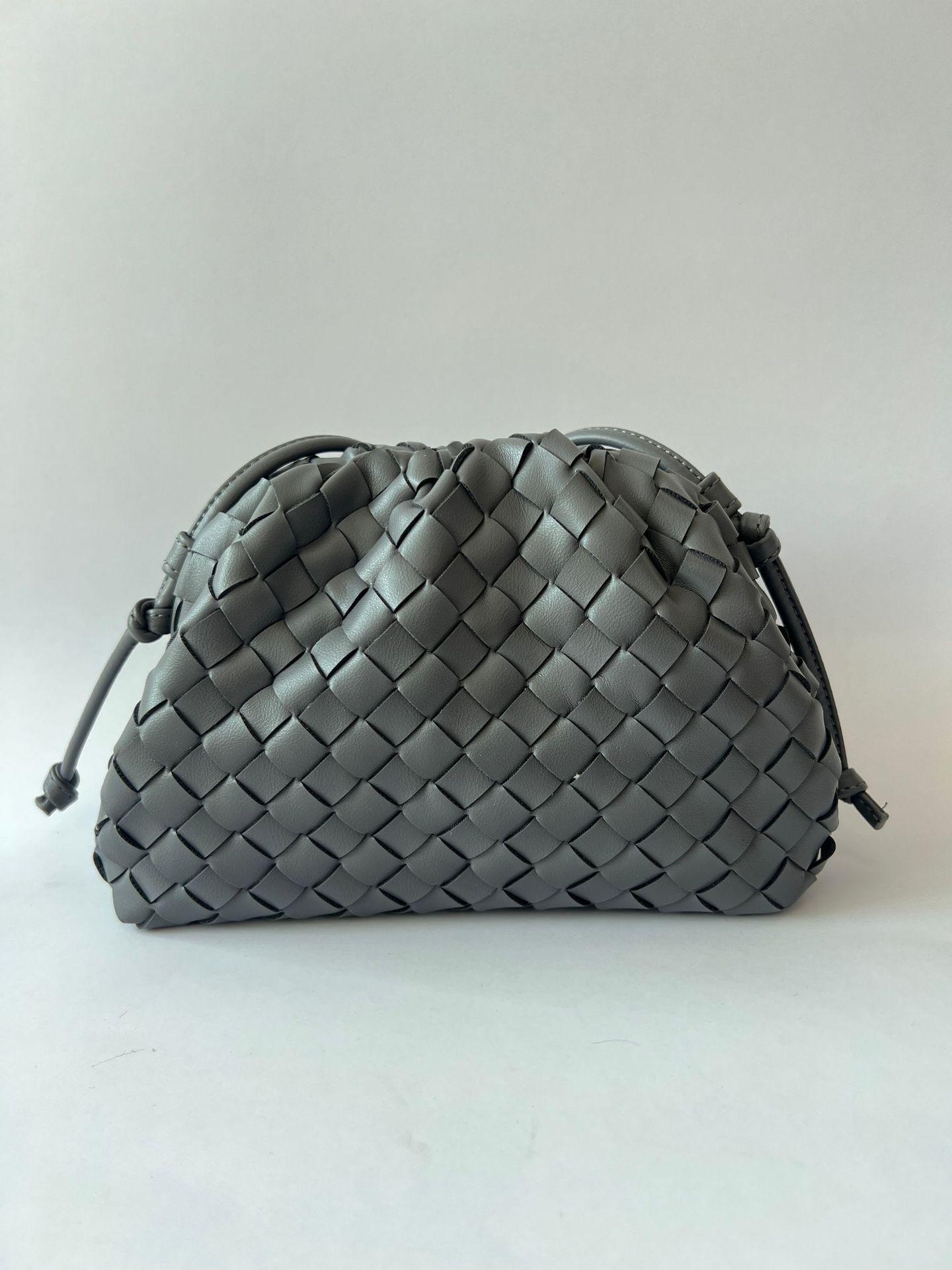 

2024 Модная женская плетеная сумка через плечо Cloud 22*9*14cm