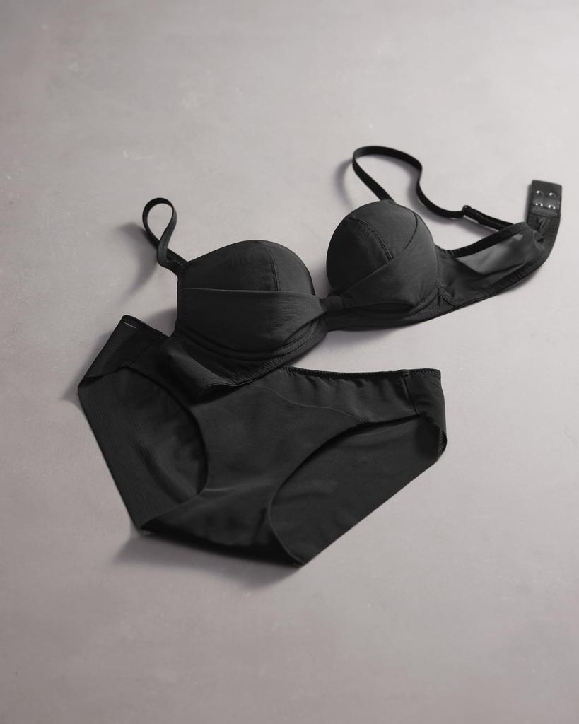 Bra fits the chest well and Creates beautiful keeps cleavage even when comfortable to fits up to G large size BL D70 [Wacoal] [Ribbon bra, lasts]