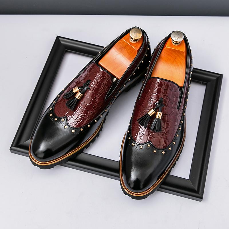 New Black White Rivet Tassel Loafers Men Pointed Patent Leather Casual Shoes Wedding Dress Homecoming Footwear Zapatos Hombre