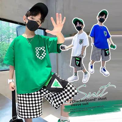 Trendy klučičí letní obleky 2025: Nové styly pro starší děti - Pohledné, cool, streetwear s krátkým rukávem.