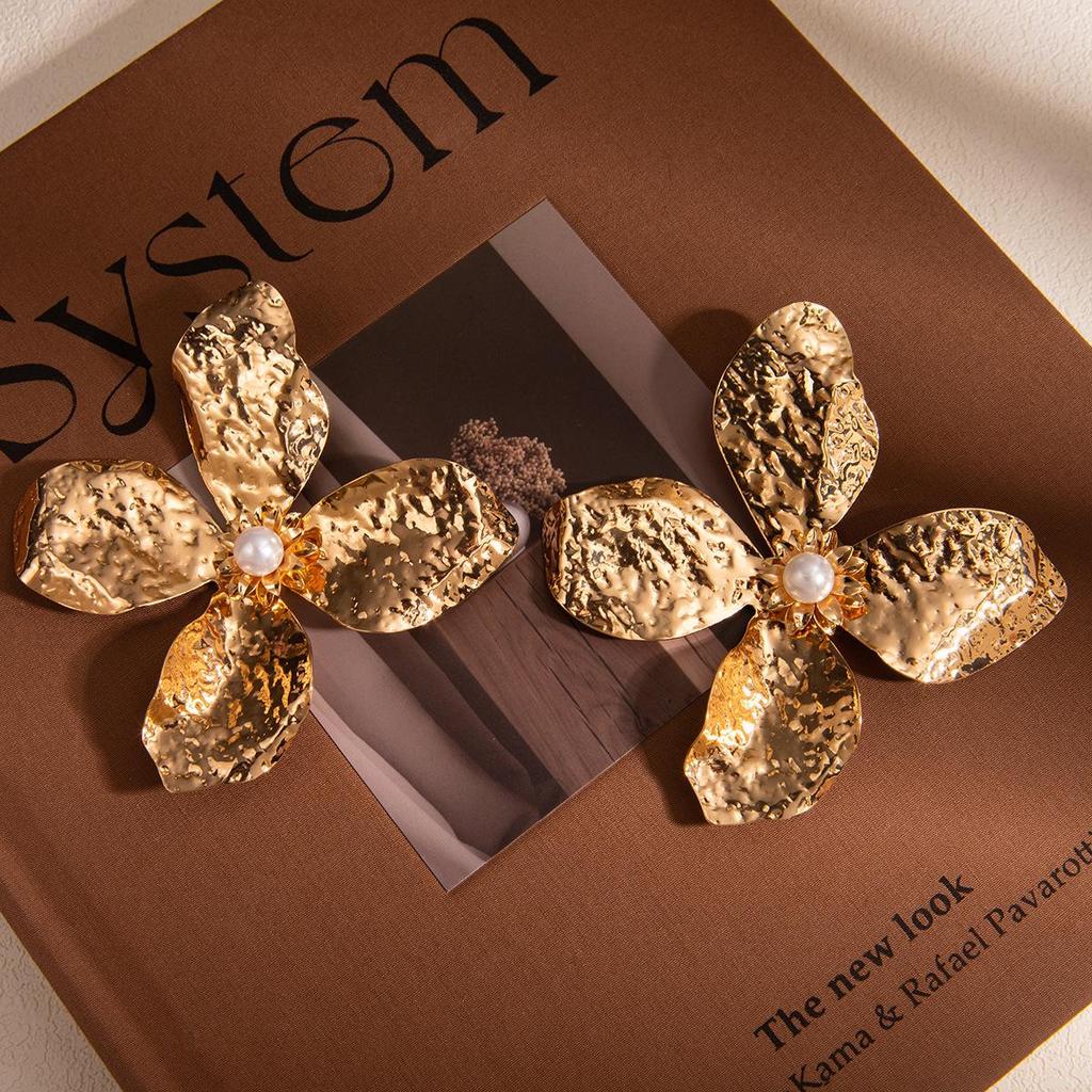 Exaggerated 3D Flower Pearl Earrings: Light Luxury, High-End Metal Style Studs