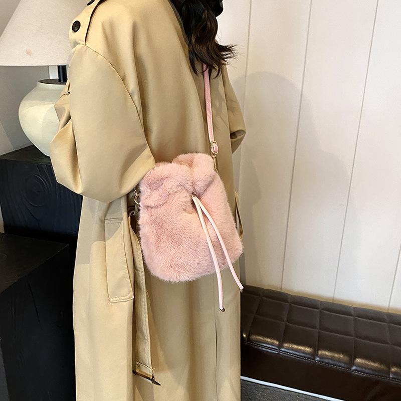 2025 New Bucket Bag New Women's Shoulder Messenger Chain Fashionable and Cute Versatile Plush National Style Lucky Bag