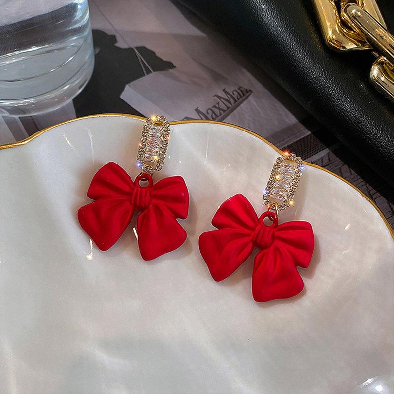 Orecchini pendenti con nodo a fiocco di cristallo di nuova moda per le donne Orecchini pendenti con zirconi a forma di cuore di perla rossa Regali di gioielli per festival di Capodanno di Natale