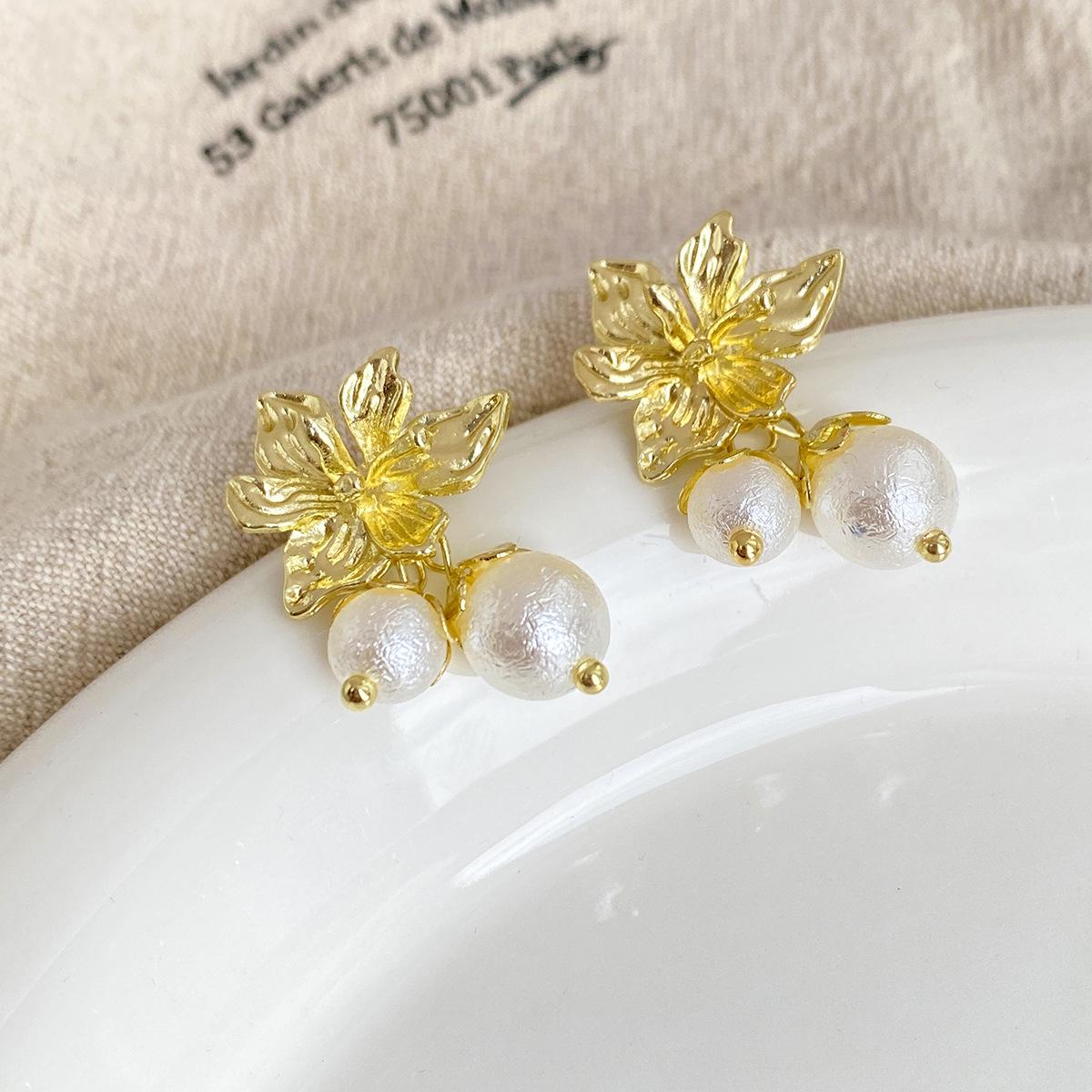 Французские серьги-шарики с жемчугом и мелкими цветами Ретро Нишевые Золотые Серьги Передние и Задние Легкая Роскошь Простые Серьги Женские