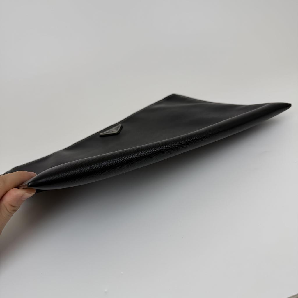 [Gebraucht] Clutch Schwarzes Leder Logo Kreuzschraffur Handtasche Silberne Beschläge - Sehr Gut #1MR3RUN