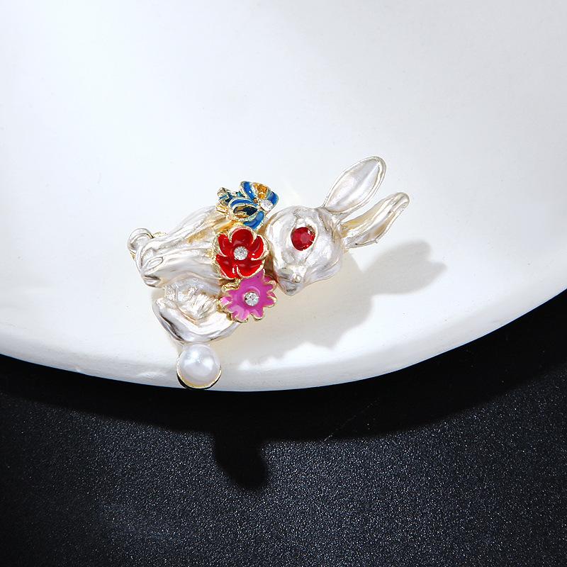 Cute Mori Department White Rabbit Brooch Retro Cartoon Pearl Animal Pin Female Jacket Jumper Small Corsage Accessories Long-Lasting Color Brooch Gift