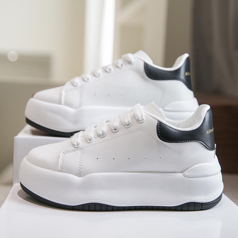 

Спортивные маленькие белые туфли женские 2024 осень и зима новые женские туфли на платформе универсальные кеды популярная повседневная обувь 35