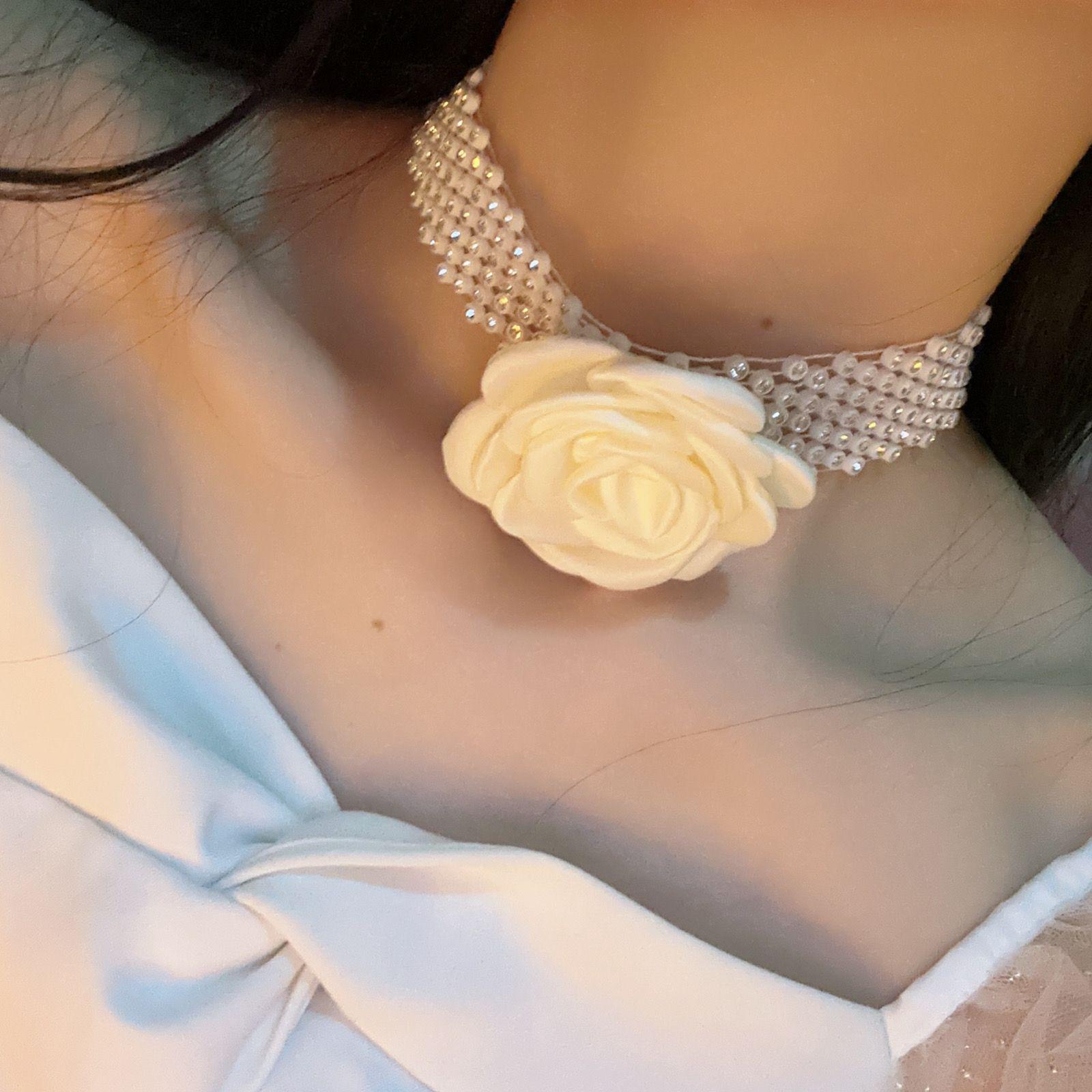 Элегантное колье-чокер с цветком из множества страз