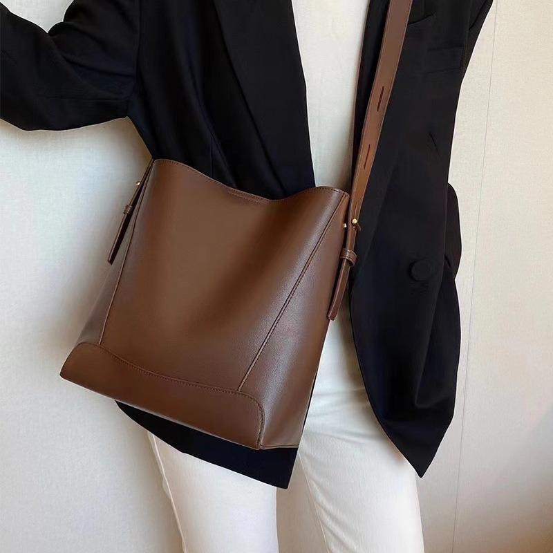 Cowhide women's bags, messenger bags, women's new leather women's bags, commuter bucket bags, fashionable and high-end shoulder bags.