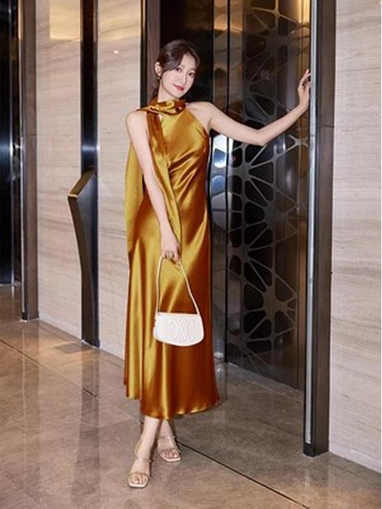 Elegantes französisches Acetatsilber-Neckholder-Abendkleid: High-End Society-Schmal geschnittenes Kleid