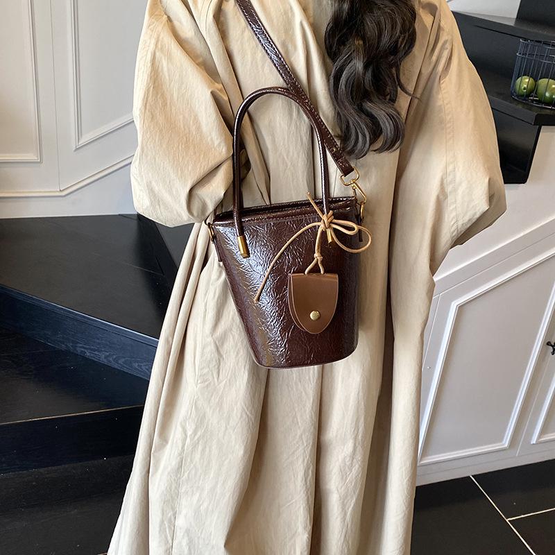 Retro niche handbag, premium texture bucket bag, women's 2025 new simple shoulder bag, casual messenger bag