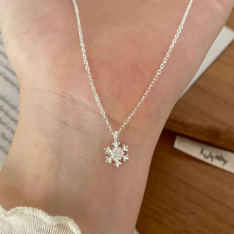 Gold-Plated Nickel Silver Snowflake Necklace for Women - Elegant Design with High-End Feel