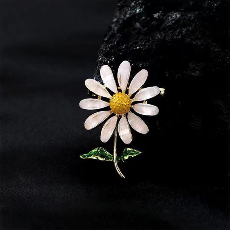 Enamel Daisy Flower Brooches For Women Shiny Zircon Daisy Flower Lapel Pins Fashion Elegant Floral Badge Wedding Jewelry