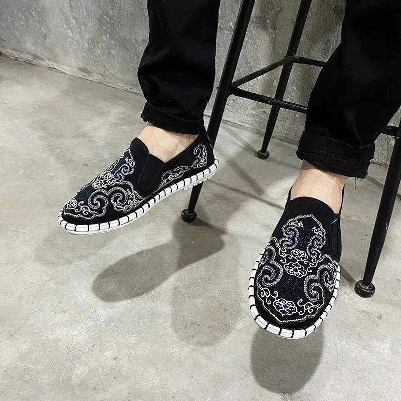 Fashion Cloth Shoes Embroidery Flower Social Guy Male Moccasin-Gommino Student Casual Shoes Fashion National Chinese Style 2024
