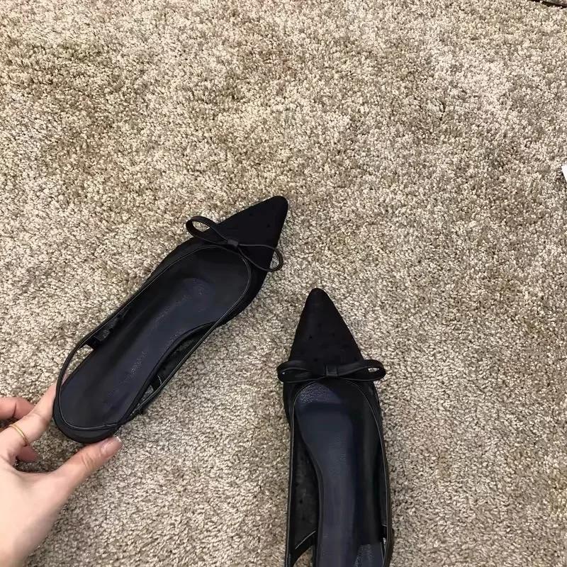 Damen 2025 Neu Gepunktete Klobiger Absatz Anmutige Spitze Zehenpartie Flacher Ausschnitt Schlankmachende Baotou Schleifenschuhe Damen Sandalen