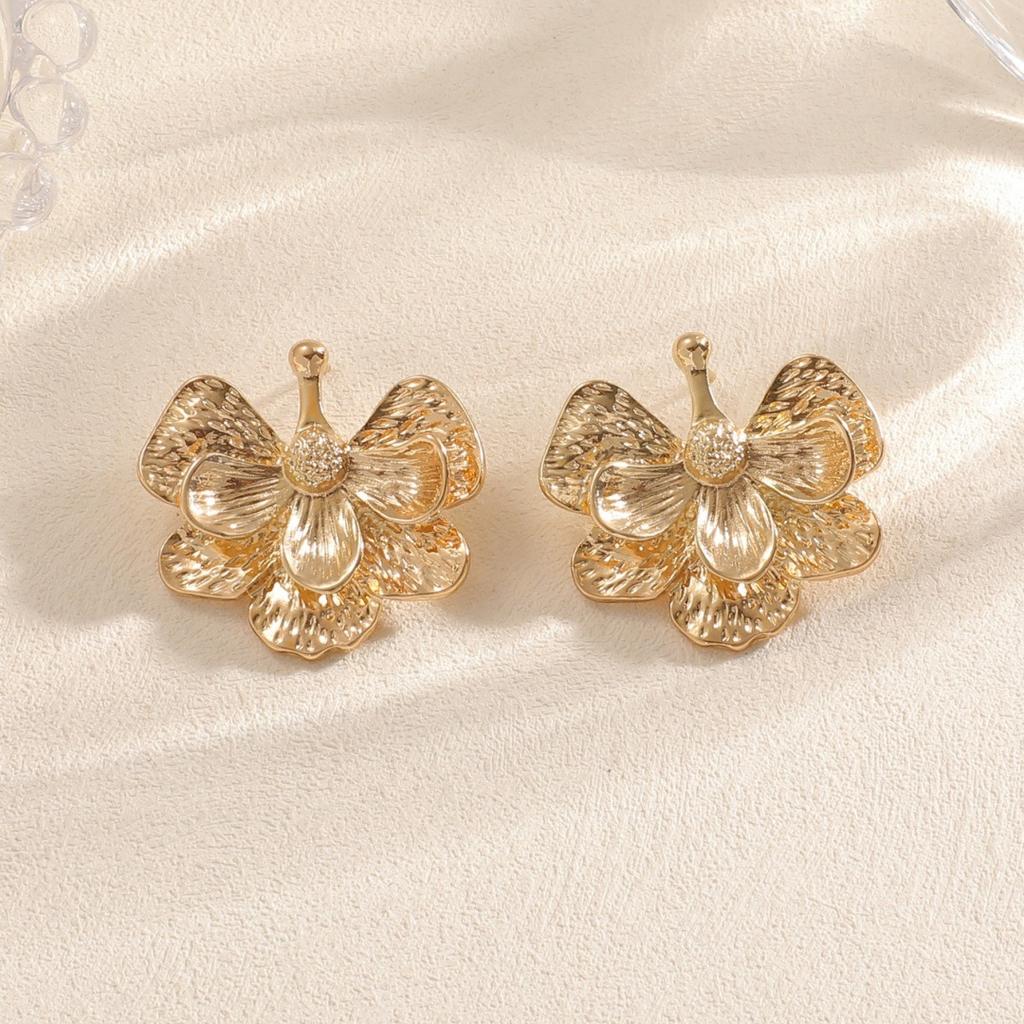 European and American Light Luxury Style Alloy Butterfly Earrings, Three-dimensional Petals, Wing Studs, Shining Texture, Fashionable and Versatile