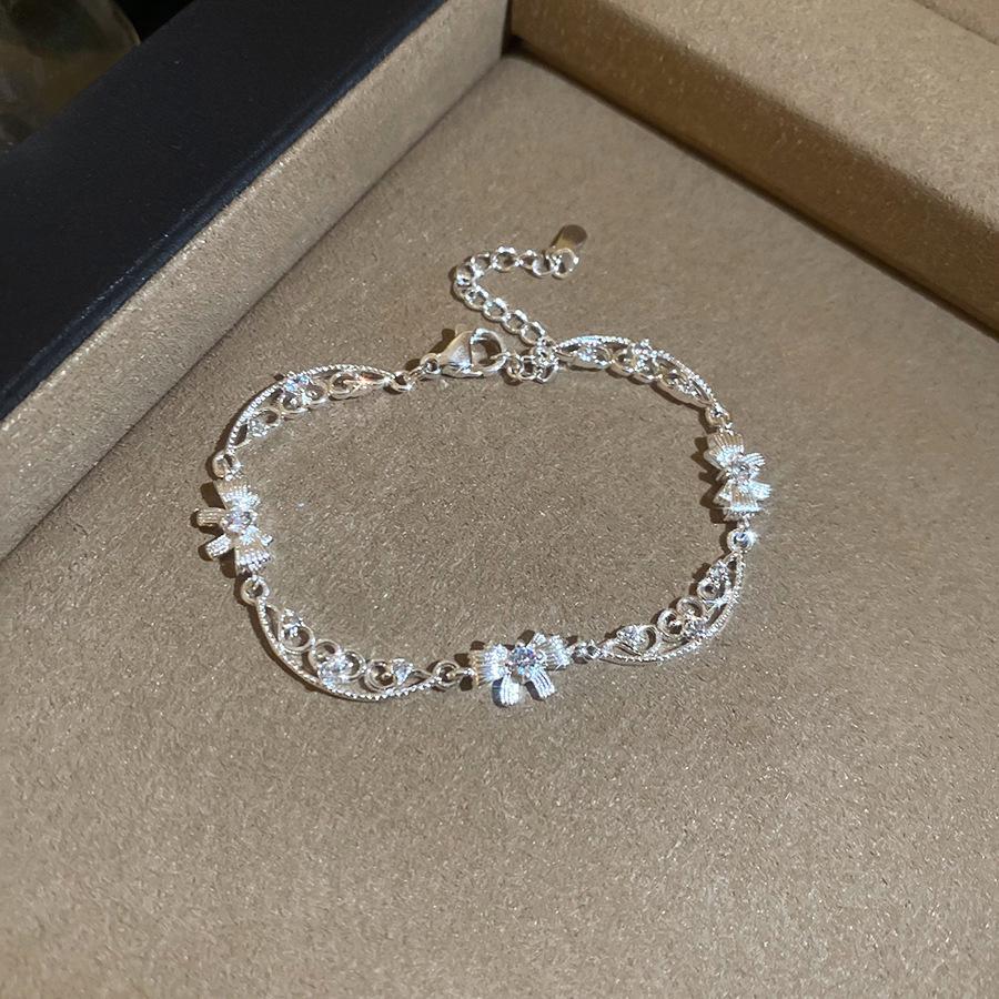 

Korean Zircon Bow Hollow Bracelet: Versatile, Exquisite, Light Luxury Jewelry