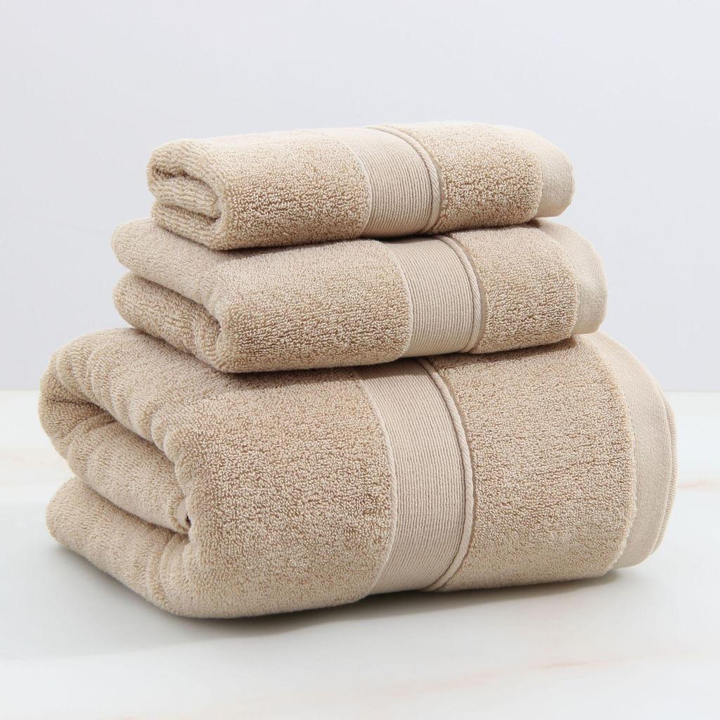 Gekämmtes reines Baumwoll-Badetuch, 500 g dick, saugfähig, trägerlos mit gesticktem Logo, schnelltrocknend, quadratisches Design.