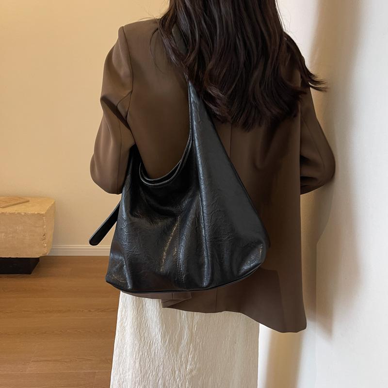 Retro soft leather tote bag women's large capacity 2025 new versatile fashion shoulder bag casual commuter bucket bag
