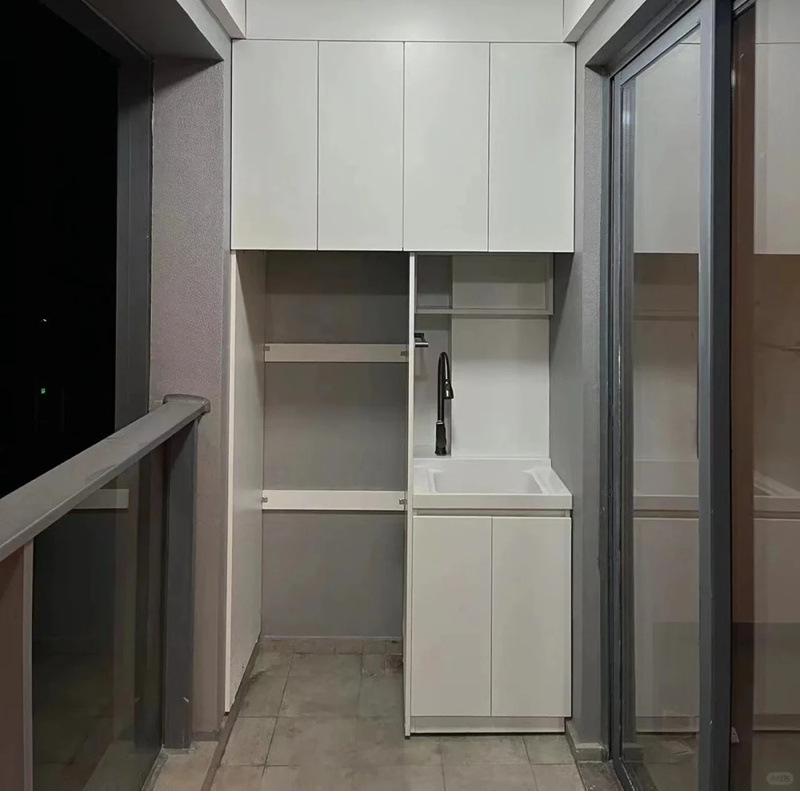 Balkonschrank mit Waben-Aluminiumplatte für Waschmaschine/Trockner, integriertem Waschbecken und Eckdesign Badezimmerschrank