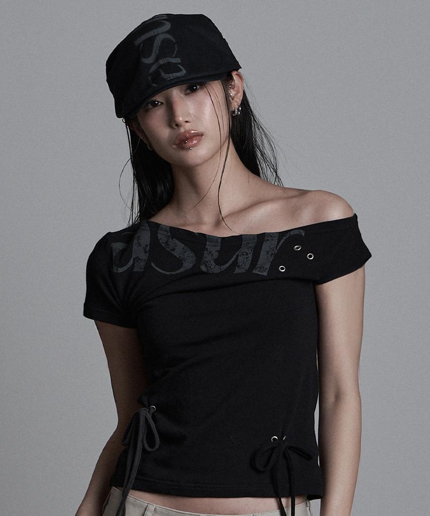 Aejeuyua Punched Asymmetrical Off-Shoulder Tee Black