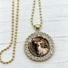 Collier Vintage Cerf des Bois Gravé avec Cadre Orné Doré, Parfait pour les Anniversaires, Noël et les Amoureux de la Nature
