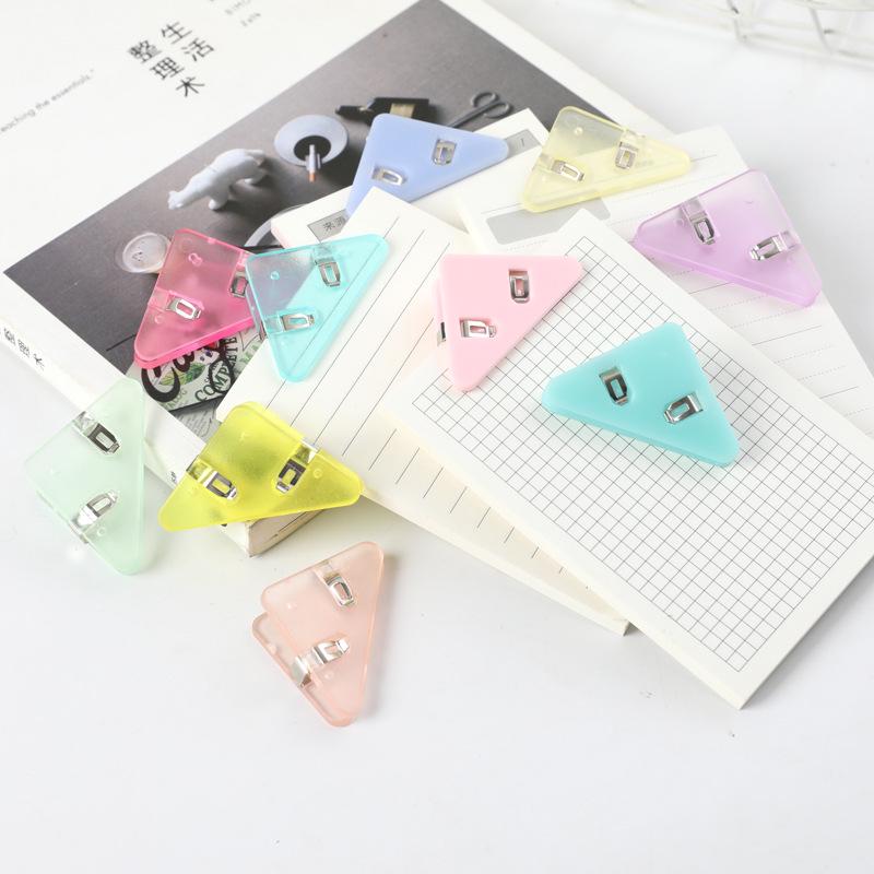 

Multifunctional Acrylic Triangle Clip: Anti-Curl Paper & Book Corner Clamp for Office & Invoices 5*4*3 cm